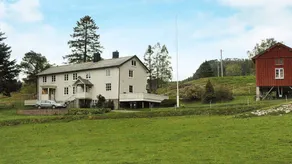 Holiday home with garden & terrace - Image 3