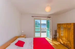 Holiday home with garden | Sea view - Image 4