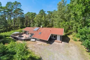 Voll ausgestattetes weiträumiges Ferienhaus mit Grill, Terrasse und Whirlpool - Image 4