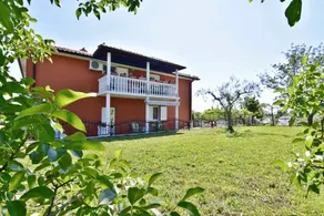 Flat with BBQ, garden & terrace - Image 3