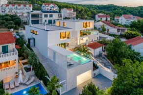 Villa with garden, private pool & terrace | City view | Beach nearby | Suitable for remote work - Image 4