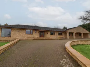Cottage with BBQ & garden - Image 2