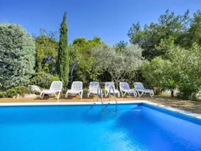 Flat with barbeque, garden & pool - Image 4