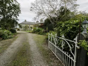 Cottage with garden - Image 2