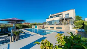 Fully equipped holiday apartment with jacuzzi, BBQ & garden | Pets allowed - Image 4