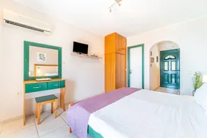 Aparthotel with terrace & pool | Sea view - Image 5