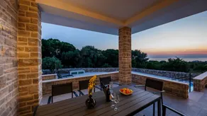 Villa with terrace, barbecue & private pool - Image 5