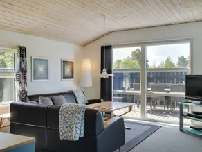 Holiday home with terrace - Image 4