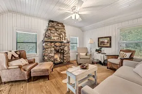 Embrace Nature in this Incredible Cabin in Siloam Springs, Arkansas - Image 4