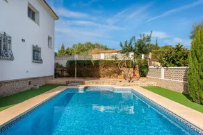 Villa with terrace, garden & private pool - Image 2