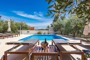 Fully equipped beautiful villa with garden, terrace & BBQ - Image 2