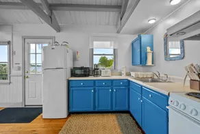 Charming Waterfront Escape Along the Cove - Image 4