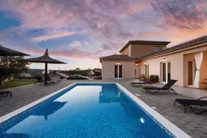 Voll ausgestattete geräumige Villa mit Garten, privatem Pool und Terrasse | Bergblick - Image 4