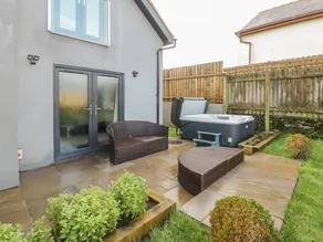 Cottage with hot tub & garden | Beach view - Image 2