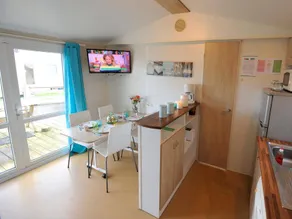 Mobile home with terrace & heated pool - Image 4