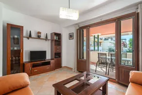 Appartement avec terrasse, jardin et piscine - Image 3