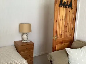 Habitación en casa de familia con jardín - Image 2