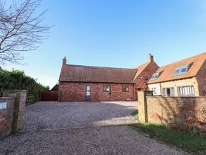 Cottage with garden & hot tub - Image 3