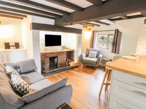 Family-friendly cottage with garden - Image 2