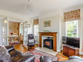 Cottage with garden & barbeque | River view - Image 4