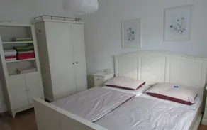 Apartment with garden & terrace - Image 4