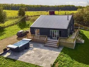 Cottage with garden, terrace & jacuzzi - Image 2