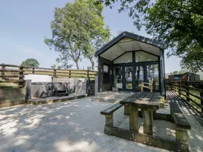 Cottage with jacuzzi & garden - Image 2