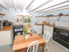 Cottage with garden & pool - Image 5