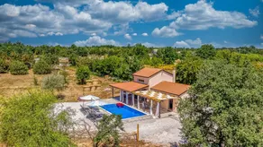 Casa vacacional con terraza, barbacoa y piscina privada - Image 2
