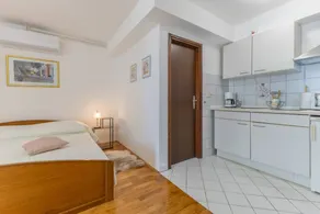 Pleasant apartment with terrace & garden - Image 3