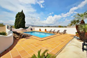 Villa avec terrasse, jardin et piscine privée | Vue ville - Image 3