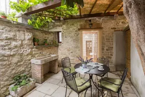 Unique flat in the centre of the old town of Porec just 150 metres from the beach with Mediterranean garden - Image 3