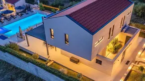 Fully equipped holiday apartment with jacuzzi, BBQ & garden | Pets allowed - Image 2