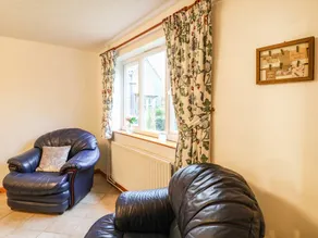 Family-oriented cottage with garden | Pet-friendly - Image 4