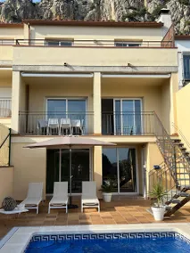 Voll ausgestattetes schönes Ferienhaus mit Terrasse und privatem Pool - Image 2