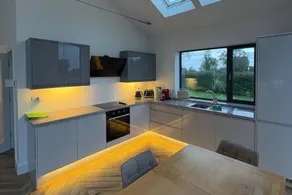 Cosy Cottage & Lake views - Image 5
