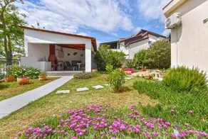 Holiday apartment with barbeque & garden - Image 3