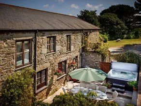 Cottage with hot tub, BBQ & garden - Image 2