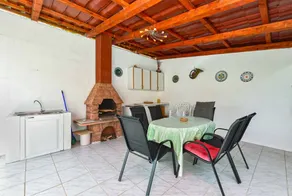 Holiday apartment with barbeque & garden - Image 2