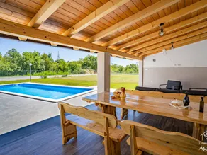 Cottage with pool - Image 5