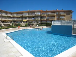 Beachfront Apartment with Pool Access in L'Estartit - Image 3