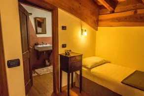 Agriturismo Les Granges: Castagno - camera con colazione - Image 3