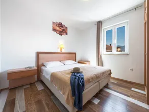 Apartment with terrace - Image 5