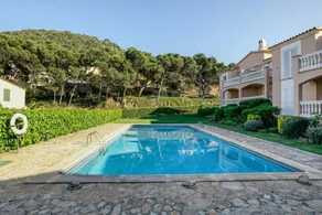 Merveilleux appartement de vacances entièrement équipé avec piscine, terrasse et internet haut débit | Vue jardin - Image 2