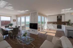 Children-friendly cottage with pool, sauna & hot tub | Next to British Airways i360 | Beach nearby - Image 4