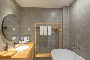 Heinemann Hotel Innenhof oder Terrasse King Zimmer B106 – mit einem Whirlpool und einem lokalen - Image 4