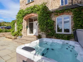 Family-oriented cottage with jacuzzi & garden | Pet-friendly - Image 4