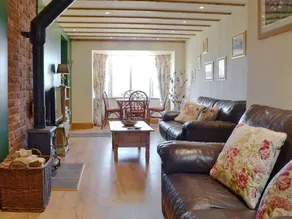 Cottage with garden - Image 2
