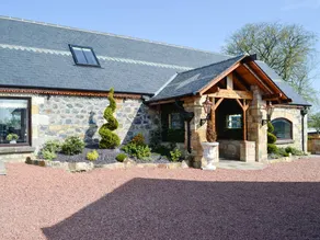 Cottage with hot tub, garden & BBQ - Image 2