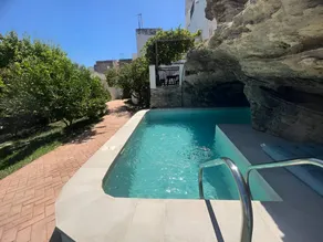 Cottage with garden & private pool - Image 2
